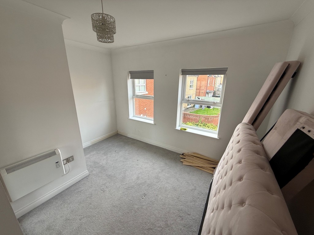 Lot: 64 - THREE-BEDROOM SPLIT LEVEL MAISONETTE - Bedroom with fitted wardrobes
